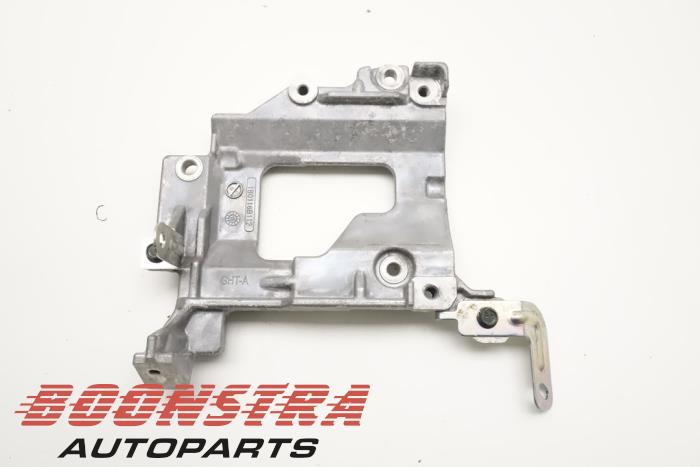 Used Alternator upper bracket Nissan Leaf (ZE1) 39/40kWh Price € 29,95 Margin scheme offered by Boonstra Autoparts