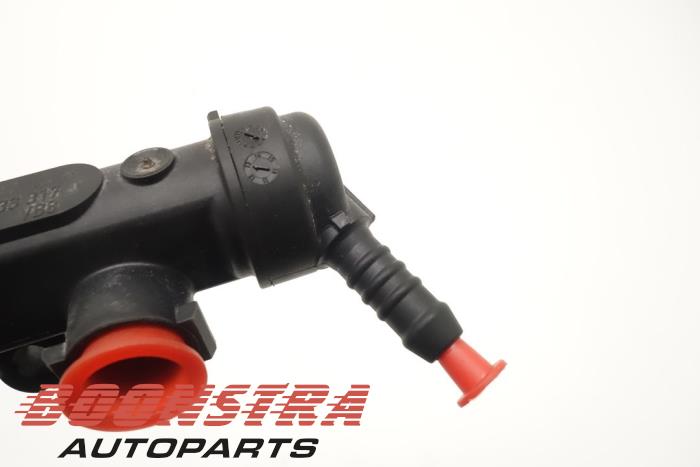 Fuel distributor from a Volkswagen Up! (121) 1.0 12V 60 2013