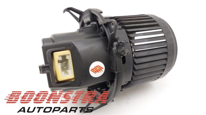 Heating and ventilation fan motor from a Renault Clio IV (5R) 1.5 Energy dCi 90 FAP 2015