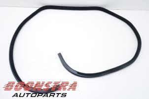Used Rear door seal 4-door, right Landrover Range Rover IV (LG) 4.4 SDV8 32V Price € 48,95 Margin scheme offered by Boonstra Autoparts