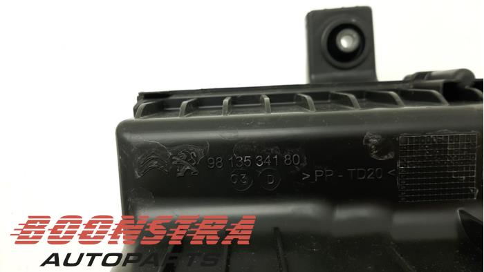Air box from a Opel Corsa F (UB/UH/UP) 1.2 12V 75 2020