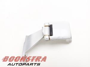Used Rear door hinge, left Mercedes Vito (447.6) 1.6 109 CDI 16V Price € 30,19 Inclusive VAT offered by Boonstra Autoparts