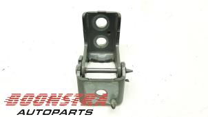 Used Front door hinge, right Opel Corsa F (UB/UH/UP) 1.2 12V 75 Price € 24,95 Margin scheme offered by Boonstra Autoparts