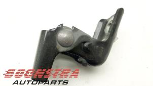 Used Front door hinge, right Opel Corsa F (UB/UH/UP) 1.2 12V 75 Price € 24,95 Margin scheme offered by Boonstra Autoparts