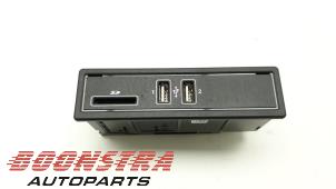 Używane Zlacze AUX/USB Mercedes GLC (X253) 2.2 220d 16V BlueTEC 4-Matic Cena € 47,95 Procedura marży oferowane przez Boonstra Autoparts