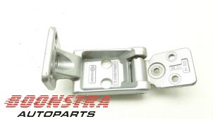Used Rear door hinge, right Mercedes Sprinter 3,5t (906.63) 319 CDI,BlueTEC V6 24V Price € 30,19 Inclusive VAT offered by Boonstra Autoparts