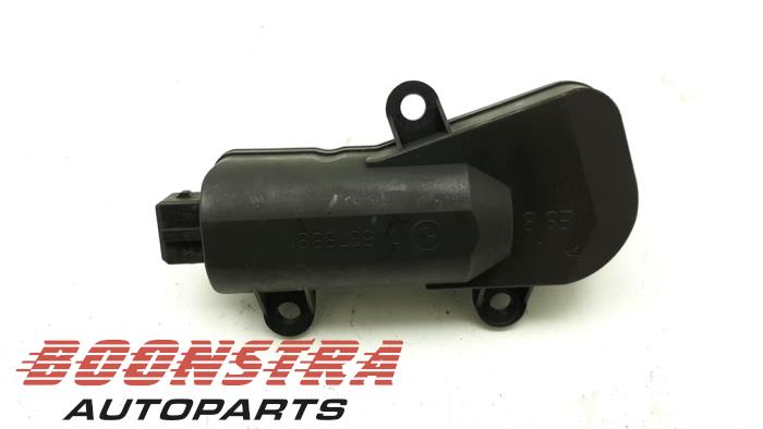Intake manifold actuator from a BMW 5 serie (E60) 550i 32V 2009