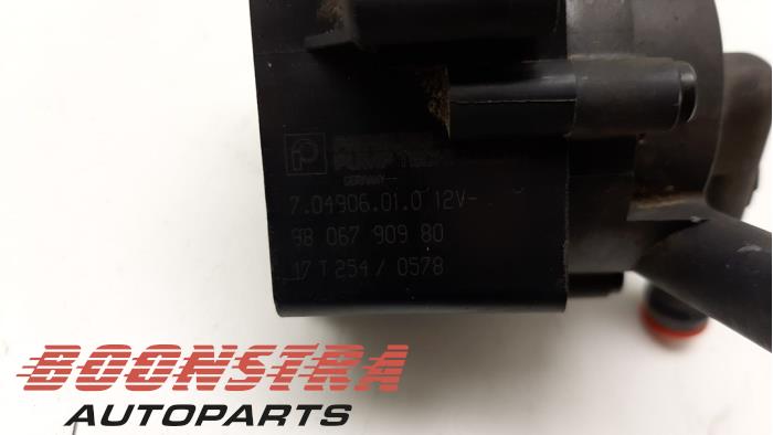 Vattenpump från en Peugeot 3008 II (M4/MC/MJ/MR) 1.6 e-THP 165 16V 2017