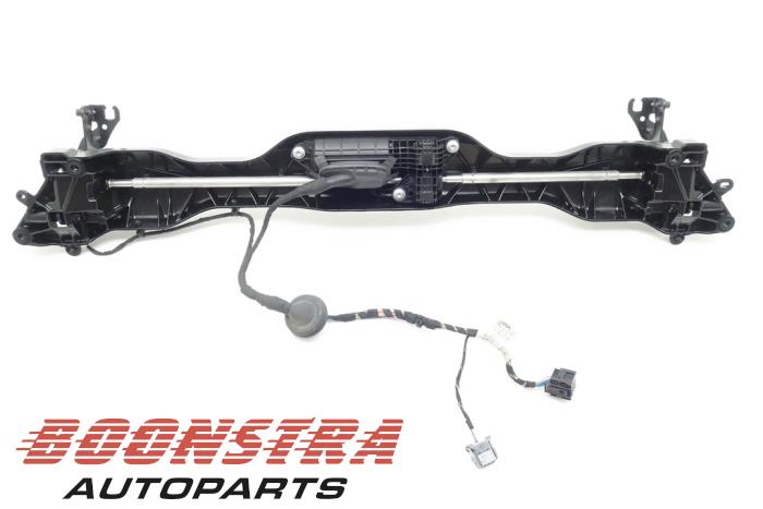 Divers d'un Porsche Taycan (Y1A) 4S 2020