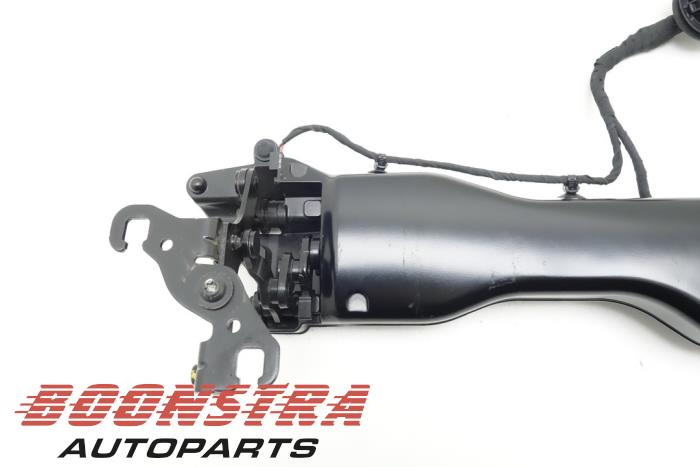 Divers d'un Porsche Taycan (Y1A) 4S 2020
