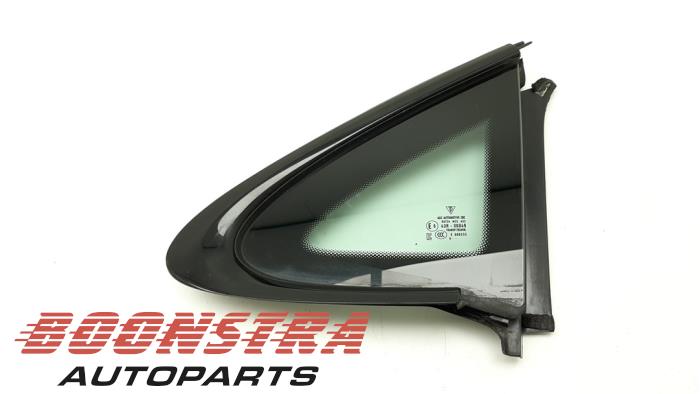 Usados Ventanilla triangular derecha detrás Porsche Taycan (Y1A) 4S Precio € 199,95 Norma de margen ofrecido por Boonstra Autoparts