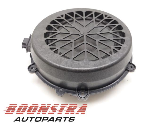 Używane Glosnik Porsche Taycan (Y1A) 4S Cena € 39,95 Procedura marży oferowane przez Boonstra Autoparts