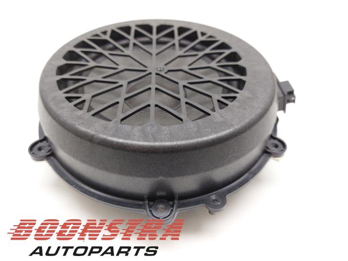 Używane Glosnik Porsche Taycan (Y1A) 4S Cena € 39,95 Procedura marży oferowane przez Boonstra Autoparts