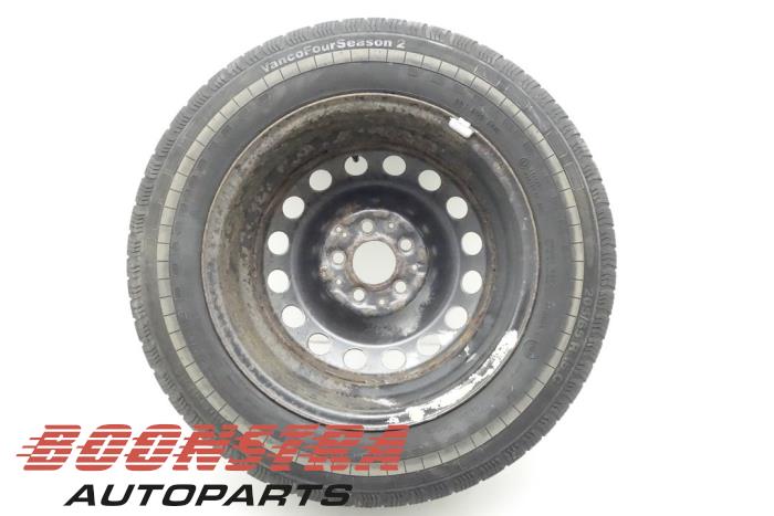 Wheel + tyre from a Mercedes-Benz Vito Tourer (447.7) 2.2 114 CDI 16V 2016