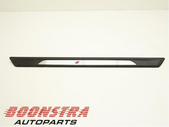Używane Listwa ozdobna BMW 2 serie (F22) M235i 3.0 24V Cena € 49,95 Procedura marży oferowane przez Boonstra Autoparts