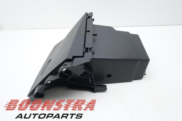 Glovebox from a Renault Clio V (RJAB) 1.0 TCe 90 12V 2021