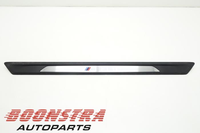 Używane Listwa ozdobna BMW 2 serie (F22) M235i 3.0 24V Cena € 49,95 Procedura marży oferowane przez Boonstra Autoparts