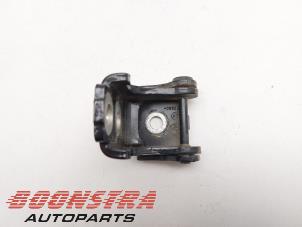 Used Rear door hinge, right Renault Clio IV (5R) 0.9 Energy TCE 90 12V Price € 24,95 Margin scheme offered by Boonstra Autoparts