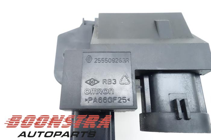 Cooling fan resistor from a Renault Clio IV Estate/Grandtour (7R) 1.5 Energy dCi 90 FAP 2015