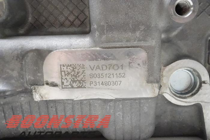 Glowica cylindra z Volvo XC60 II (UZ) 2.0 B5 Mild Hybrid Geartronic 16V 2021
