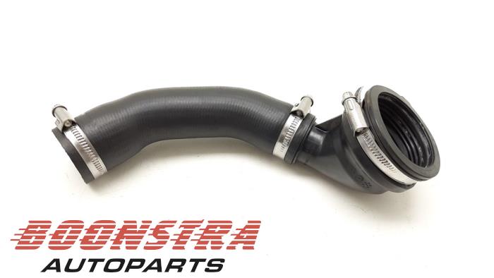 Gebrauchte Intercooler Schlauch Peugeot 3008 II (M4/MC/MJ/MR) 1.6 16V Hybrid Preis € 29,95 Margenregelung angeboten von Boonstra Autoparts