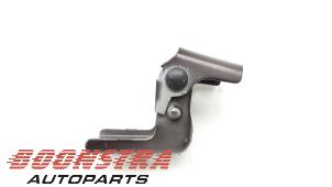 Used Front door hinge, left Peugeot 208 I (CA/CC/CK/CL) 1.4 16V Price € 24,95 Margin scheme offered by Boonstra Autoparts