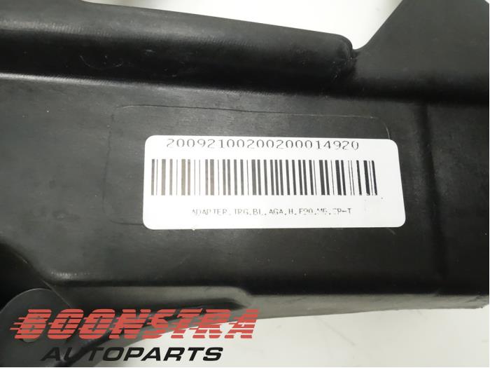 Rear bumper component, central from a BMW 5 serie (G30) M5 xDrive 4.4 V8 32V TwinPower Turbo 2018