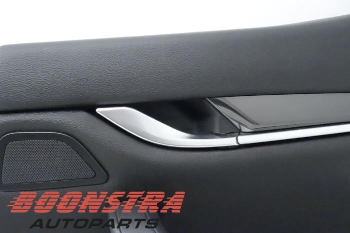 Tapizado de puerta de 4 puertas derecha detrás de un Maserati Ghibli III 3.0 Diesel 2014