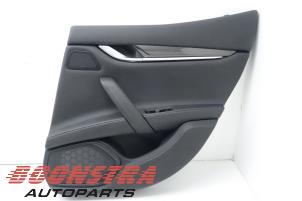 Używane Tapicerka drzwi prawych tylnych wersja 4-drzwiowa Maserati Ghibli III 3.0 Diesel Cena € 99,95 Procedura marży oferowane przez Boonstra Autoparts