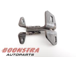 Begagnade Gångjärn, bakdörr, höger Tesla Model S 85 Pris € 29,95 Marginaltabell erbjuds av Boonstra Autoparts