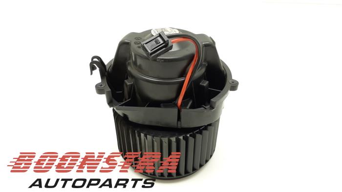 Heating and ventilation fan motor from a BMW X1 (F48) sDrive 20i 2.0 16V Twin Power Turbo 2019