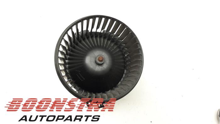 Heating and ventilation fan motor from a BMW X1 (F48) sDrive 20i 2.0 16V Twin Power Turbo 2019