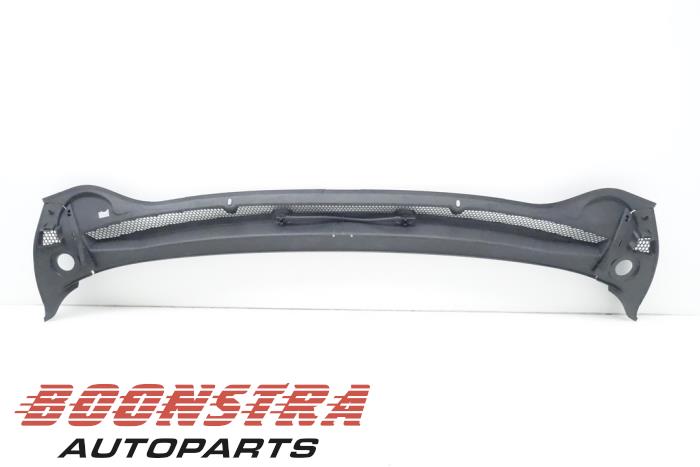 Cowl top grille from a Opel Astra J Sports Tourer (PD8/PE8/PF8) 1.6 CDTI 16V 2014