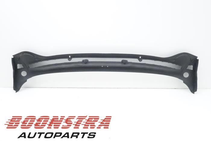 Cowl top grille from a Opel Astra J Sports Tourer (PD8/PE8/PF8) 1.6 CDTI 16V 2014