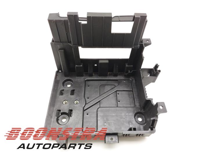 Begagnade Batterilåda Opel Karl 1.0 12V Pris € 24,95 Marginaltabell erbjuds av Boonstra Autoparts