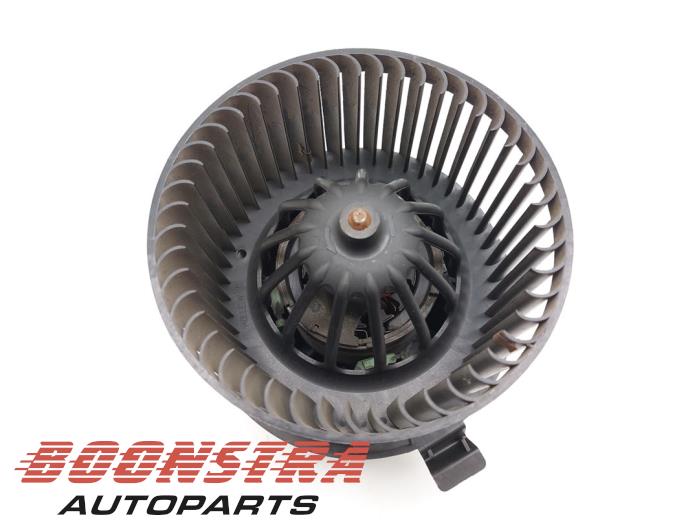 Heating and ventilation fan motor from a Dacia Logan MCV (KS) 1.6 16V 2009
