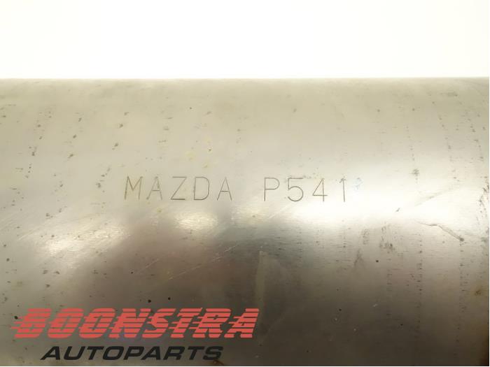 Echappement silencieux central d'un Mazda MX-5 (ND) 1.5 Skyactiv G-131 16V 2016