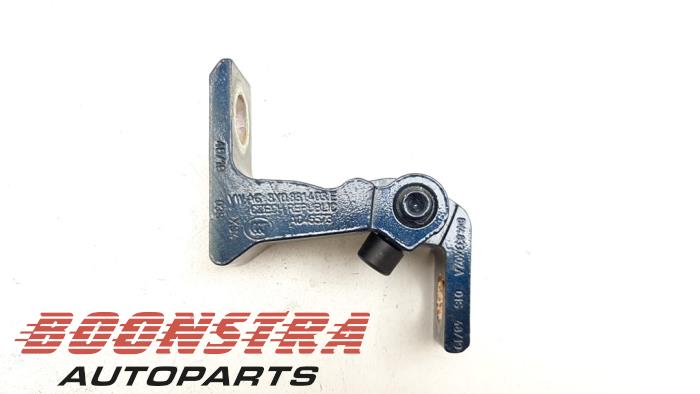 Upper door hinge