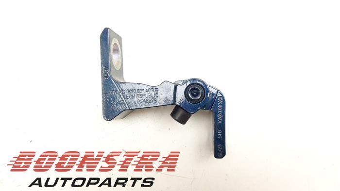 Upper door hinge