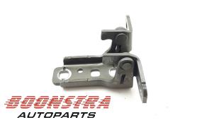 Used Front door hinge, right Dodge 1500 Crew Cab (DS/DJ/D2) 5.7 Hemi V8 4x4 Price € 30,19 Inclusive VAT offered by Boonstra Autoparts