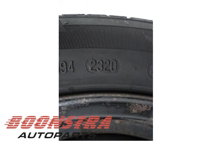 Wheel + tyre from a BMW 1 serie (E87/87N) 118i 16V 2005