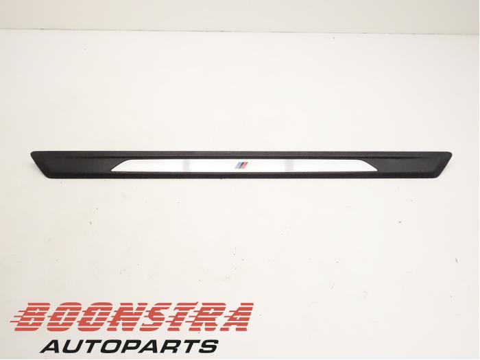 Używane Listwa ozdobna BMW 2 serie (F22) 218i 1.5 TwinPower Turbo 12V Cena € 24,95 Procedura marży oferowane przez Boonstra Autoparts