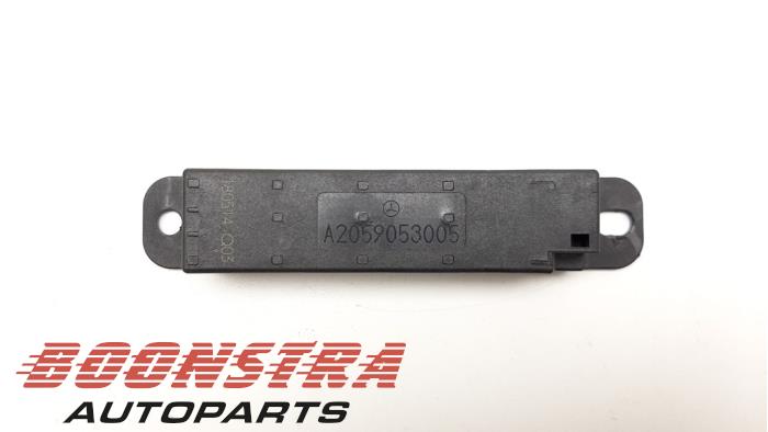 Używane Antena Mercedes CLS (C257) 450 EQ Boost 3.0 24V 4-Matic Cena € 24,95 Procedura marży oferowane przez Boonstra Autoparts