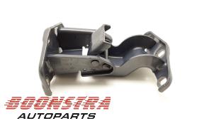 Used Rear door hinge, left Opel Vivaro 2.5 CDTI 16V Price € 30,19 Inclusive VAT offered by Boonstra Autoparts