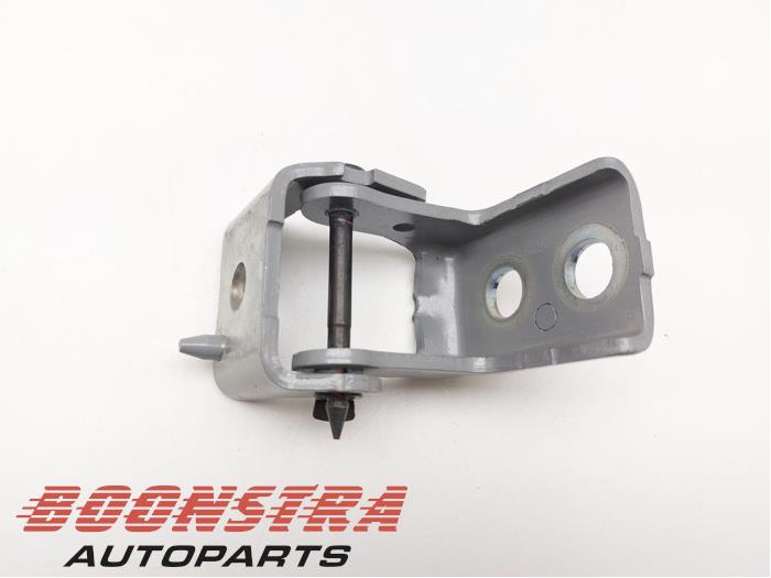Front door hinge, right from a Peugeot 2008 (CU) 1.2 12V e-THP PureTech 110 2016