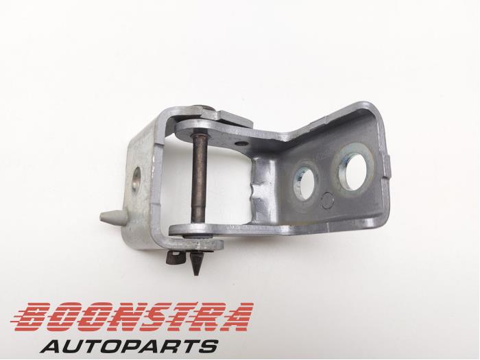 Rear door hinge, right from a Peugeot 2008 (CU) 1.2 12V e-THP PureTech 110 2016