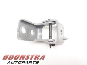 Used Front door hinge, left Peugeot 2008 (CU) 1.2 12V e-THP PureTech 110 Price € 24,95 Margin scheme offered by Boonstra Autoparts