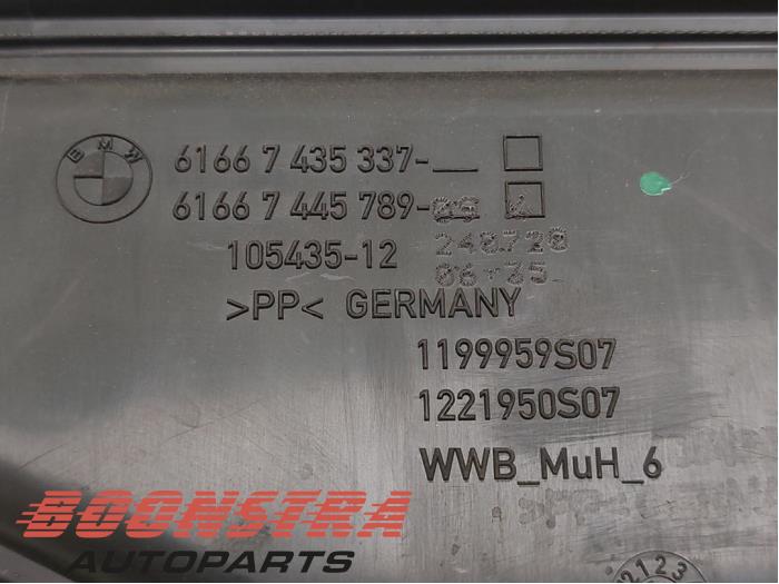 Depósito de lavaparabrisas delante de un BMW M8 Gran Coupe (G16) M8 Competition 4.4i V8 32V 2021