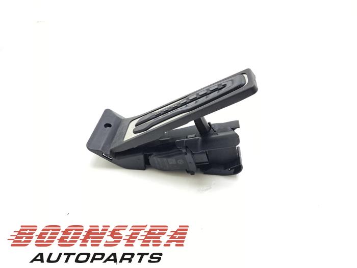 Accelerator pedal from a BMW 5 serie (G30) 523i 2.0 TwinPower Turbo 16V 2018
