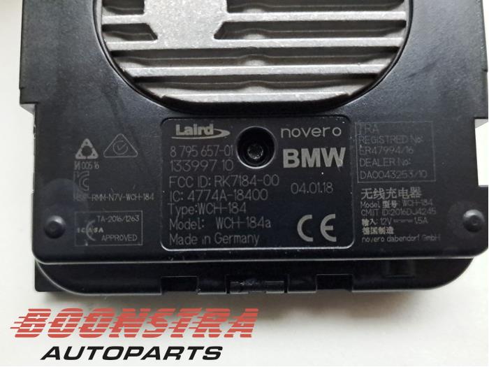 Draadloze oplader van een BMW 5 serie (G30) 523i 2.0 TwinPower Turbo 16V 2018